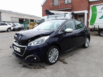 damaged passenger cars Peugeot 208  2017/2