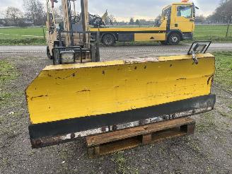 dañado máquina Overige  ATKINSON-HOWIE SNEEUWPLOEG (KLEIN) KAN HYDRAULISCH NAAR 1 ZIJDE BEWEGEN 1998/1