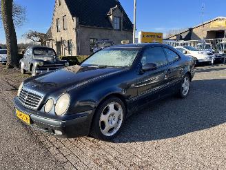 uszkodzony samochody osobowe Mercedes CLK 200 coupe met oa airco 1999/1