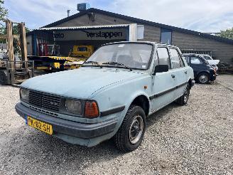Vaurioauto  passenger cars Skoda 105 S SEDAN,ORIGINELE NL AUTO MET ACTIEF KENTEKEN, SCHUURVONDST 1986/5