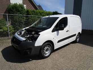 skadebil bedrijf Peugeot Partner 1.6 HDI Navi Airco 175.000 Km 2017/3