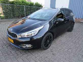 Vaurioauto  passenger cars Kia Cee d 1.6 Navi Camera Clima 6-Bak 2013/1