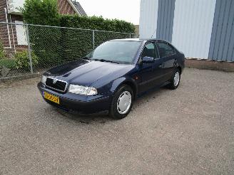 damaged passenger cars Skoda Octavia 1.6 Airco Radio/CD 2000/9