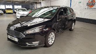 uszkodzony samochody osobowe Ford Focus 1.0 TI-VCT ECOBOOST 12V 125 COMBI  BENZ 998 CC 92KW 125 PK 2017/7