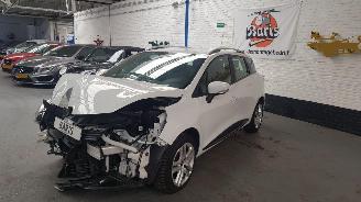 Vaurioauto  passenger cars Renault Clio 0.9 ENERGY TCE 90 12V COMBI/0 4DRS BENZ  898CC 66KW 90PK 2020/10