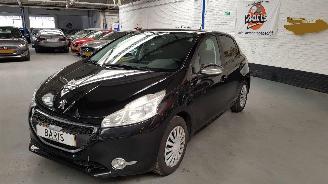 Schadeauto Peugeot 208 1.2 VTI 12V PURETECH   BENZ 1.199CC 60KW 82PK 2014/4