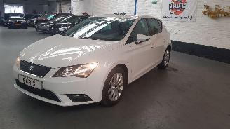 krockskadad bil auto Seat Leon 1.0 TSI 12V  4DRS BENZ 999CC 85KW 116PK 2015/7