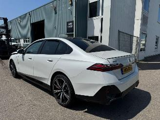 krockskadad bil auto BMW 5-serie 550e xDrive 375 kw bj 2025 2025/2