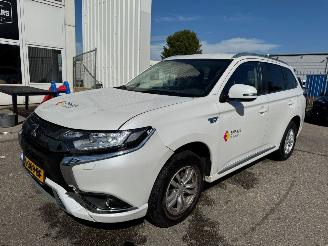krockskadad bil auto Mitsubishi Outlander 2.4 PHEV Pure AUTOMAAT 2021/4