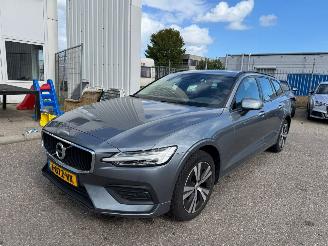 uszkodzony samochody osobowe Volvo V-60 2.0 AUTOMAAT B3 Momentum Advantage BJ 2020 173.834 KM 2020/11