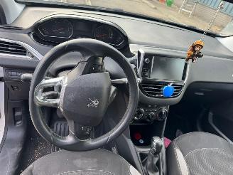 Peugeot 208 1.2 VTi Style picture 12