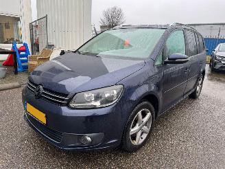 Schadeauto Volkswagen Touran 1.6 AUTOMAAT TDI Highline BlueMotion BJ 2014 513.424 KM 2014/1