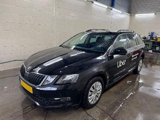 krockskadad bil auto Skoda Octavia Combi 1.6 TDI Greentech Ambition Business AUTOMAAT 2018/6