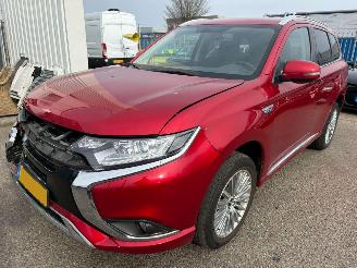 krockskadad bil auto Mitsubishi Outlander 2.4 AUTOMAAT PHEV Intense+ 2020/11