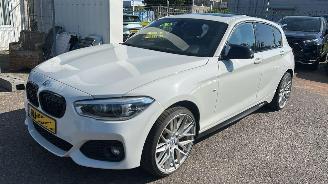 krockskadad bil auto BMW 1-serie 120i  AUTOMAAT Centennial High Executive 2017/2