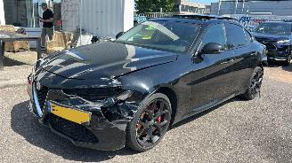 Vaurioauto  passenger cars Alfa Romeo Giulia 2.0 T AWD Veloce 280 PK ! 2017/11