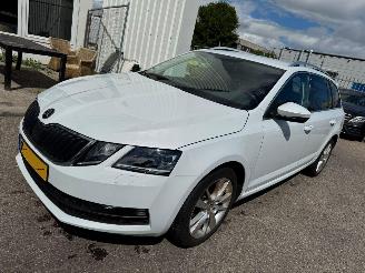 Damaged car Skoda Octavia Combi 1.5 AUTOMAAT TSI Greentech Business Edition Plus 2020/1