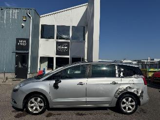 damaged passenger cars Peugeot 5008 1.6 VTI Blue Lease 7p 2011/11