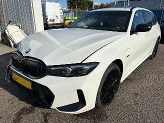 Unfallwagen BMW 3-serie Touring 330e AUTOMAAT 2022/10