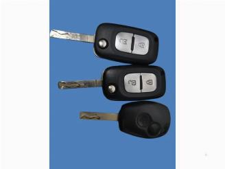 Vaurioauto  passenger cars Renault Clio Clio III (BR/CR), Hatchback, 2005 / 2014 1.5 dCi FAP 2011/5