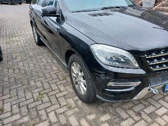 krockskadad bil auto Mercedes ML Ml 350 benzine motor defect 2013/5