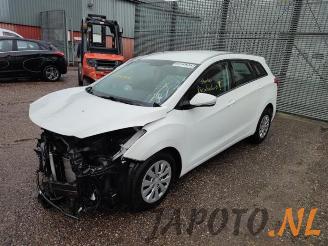 Coche siniestrado Hyundai I-30 i30 Wagon (GDHF5), Combi, 2012 1.6 CRDi Blue Drive 16V VGT 2015/11