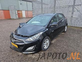 Coche siniestrado Hyundai I-30 i30 (GDHB5), Hatchback, 2011 1.6 GDI Blue 16V 2013/2