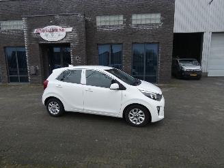 Schadeauto Kia Picanto 1.0 CVVT ComfortPlusLine Navigator 2018/3