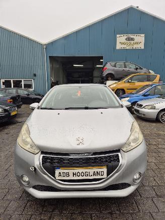 Autoverwertung Peugeot 208 I (CA/CC/CK/CL) Hatchback 1.2 Vti 12V PureTech 82 (EB2F(HMZ)) [60kW][82PK] 2012/1