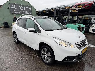 Vaurioauto  passenger cars Peugeot 2008 1.2 81KW Pano Clima Navi Led Allure 2016/5