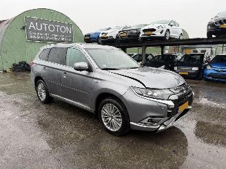 skadebil auto Mitsubishi Outlander 2.4 PHEV 99KW Autom. Clima Navi Led Schuifdak Intense+ NAP 2020/11