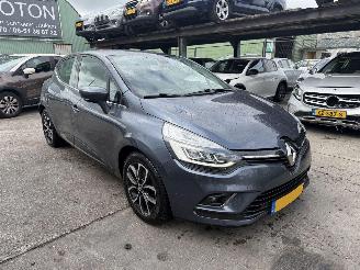 Vaurioauto  passenger cars Renault Clio 0.9 TCE 66KW Intens Clima Navi Led 5-Drs NAP 2016/12