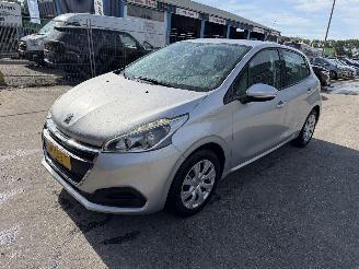 Unfallwagen Peugeot 208 1.2 60KW Active Navi Airco 5-Drs 2016/5