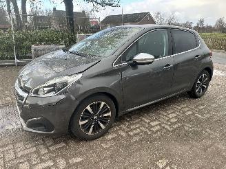 krockskadad bil auto Peugeot 208 1.2 tech edition 2019/10