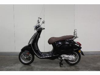 krockskadad bil bromfiets Vespa  Sprint SNOR 2016/0