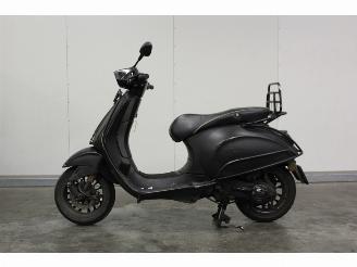 krockskadad bil bromfiets Vespa  Sprint SNOR 2014/12