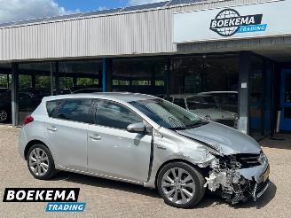 skadebil auto Toyota Auris 1.8 Hybrid Executive Navigatie Climate Cruise PDC 2013/3