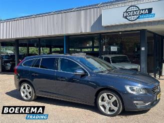 Schadeauto Volvo V-60 2.4 D6 AWD Plug-In Hybrid Summum Open dak Navi Xenon 2013/10