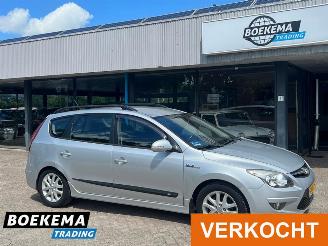 krockskadad bil auto Hyundai I-30 CW 1.6i i-Motion Climate Cruise Trekhaak 2011/6