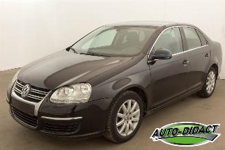 Schadeauto Volkswagen Jetta 1.6 TDI Airco 2010/8