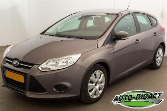 Vaurioauto  passenger cars Ford Focus 1.0 Airco Navi EcoBoost Lease Trend 2012/6