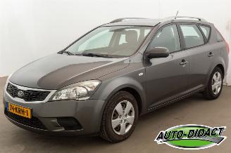 Vaurioauto  passenger cars Kia Cee d 1.4 CVVT Airco X-tra 2010/1