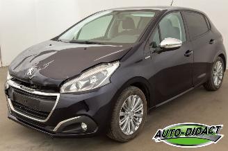 damaged passenger cars Peugeot 208 1.2 Airco 124.822 km 2017/10