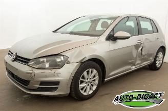 krockskadad bil auto Volkswagen Golf 1.6 TDI Clima Navi Trendline 2014/2