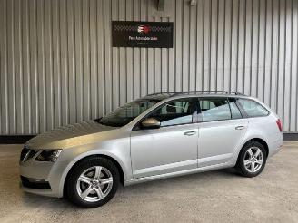 krockskadad bil auto Skoda Octavia Combi Ambition Navigation 2018/6