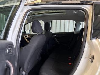 Peugeot 2008 Active Autom / Panorama / Navigation picture 14