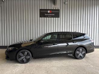 krockskadad bil auto Volkswagen Passat Variant 2.0 TDI 4Motion R-Line 2025/7