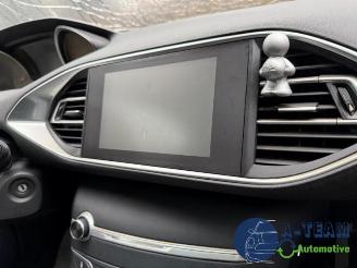 Peugeot 308 308 SW (L4/L9/LC/LJ/LR), Combi 5-drs, 2014 / 2021 1.2 12V e-THP PureTech 110 picture 12