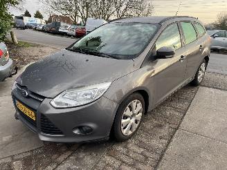 skadebil auto Ford Focus 1.6 TDCI no damage 2012/4