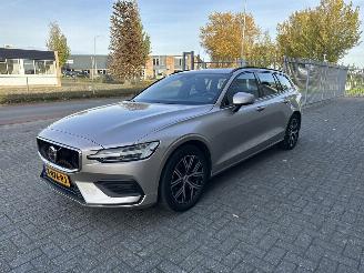 Unfallwagen Volvo V-60 2.0 B3 Essential Edition 2024/1